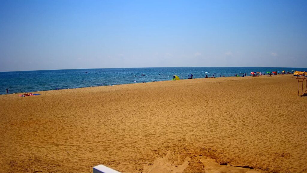 Веб-камера с видом на пляж и Черное море крупным планом