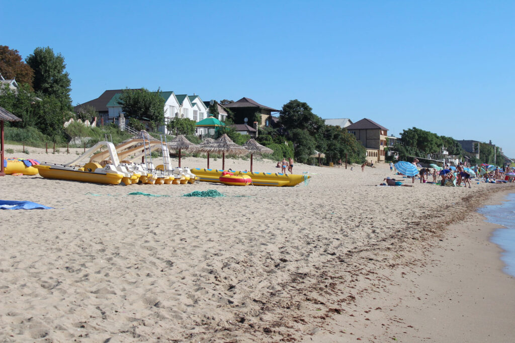 Катамараны и «банан» на пляже Грибовки